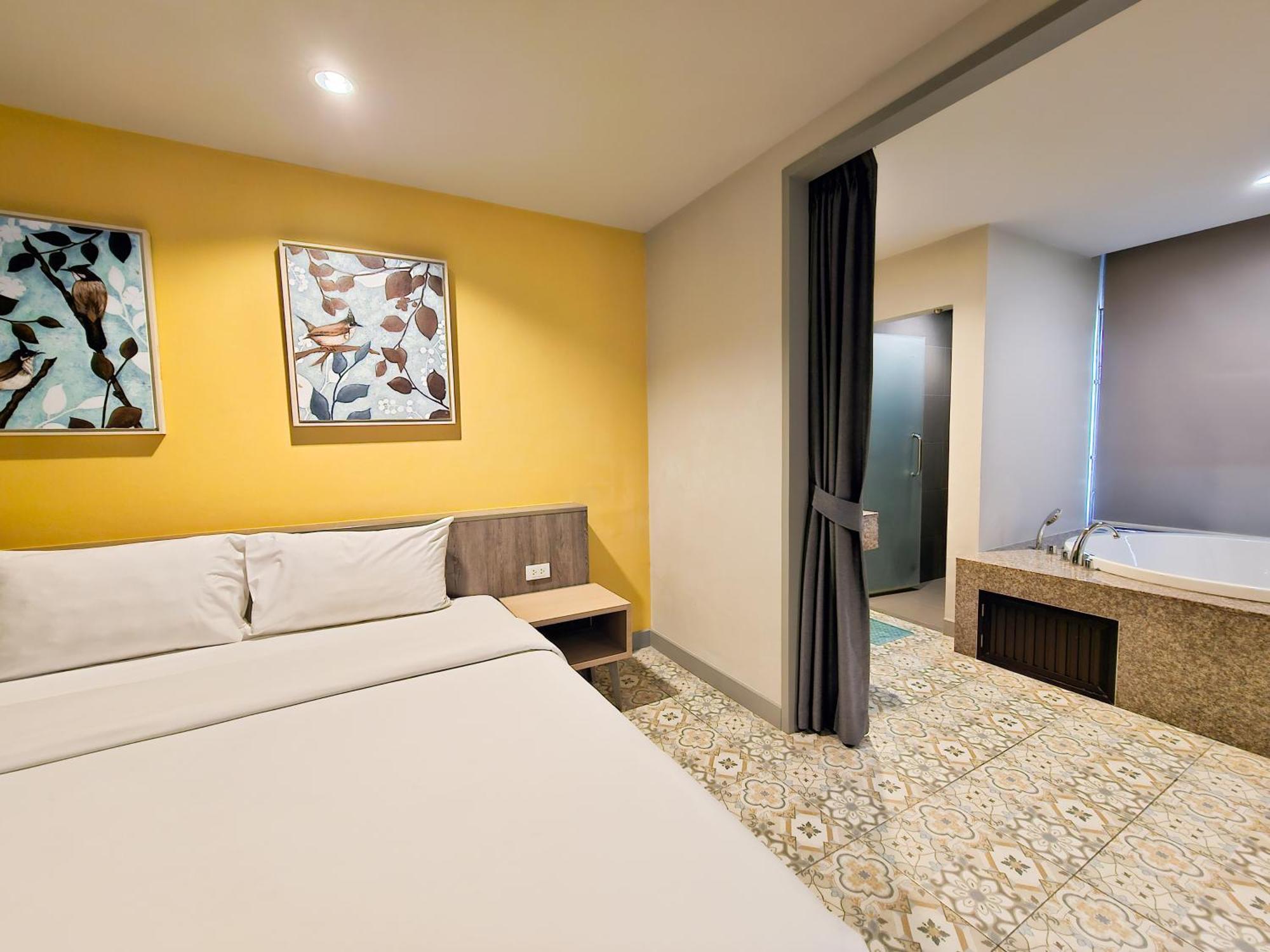 Recenta Suite Phuket Suanluang Exteriör bild