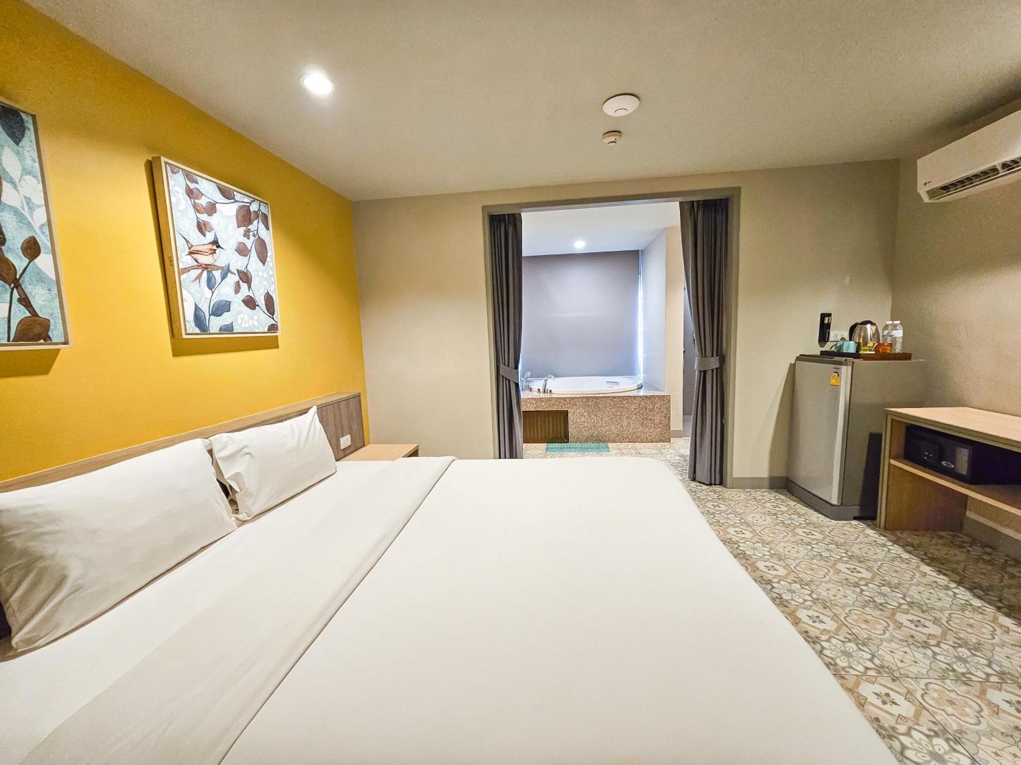 Recenta Suite Phuket Suanluang Exteriör bild
