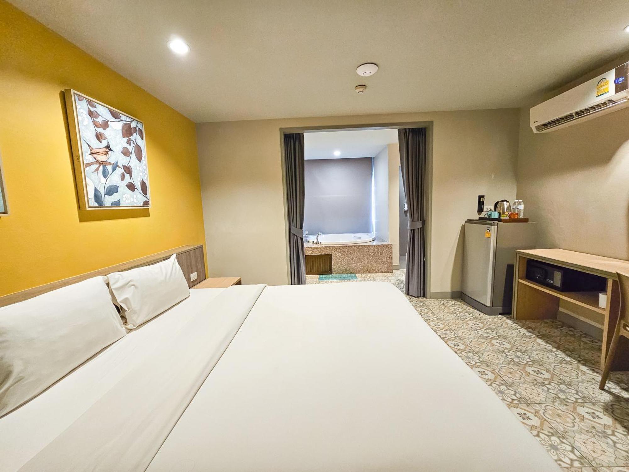 Recenta Suite Phuket Suanluang Exteriör bild