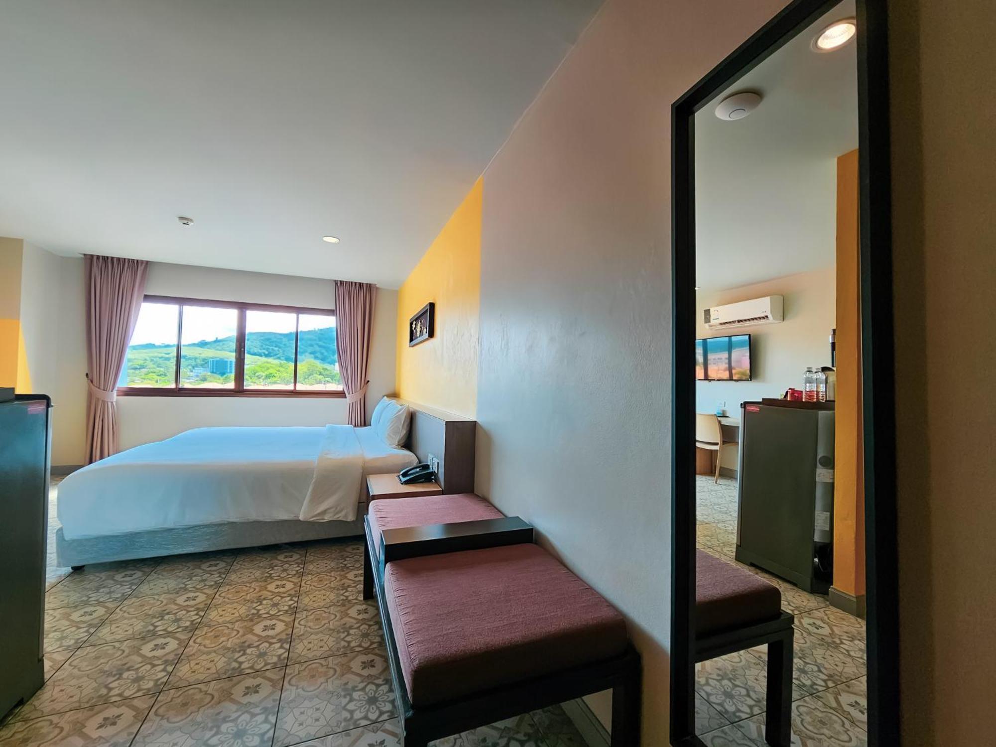 Recenta Suite Phuket Suanluang Exteriör bild