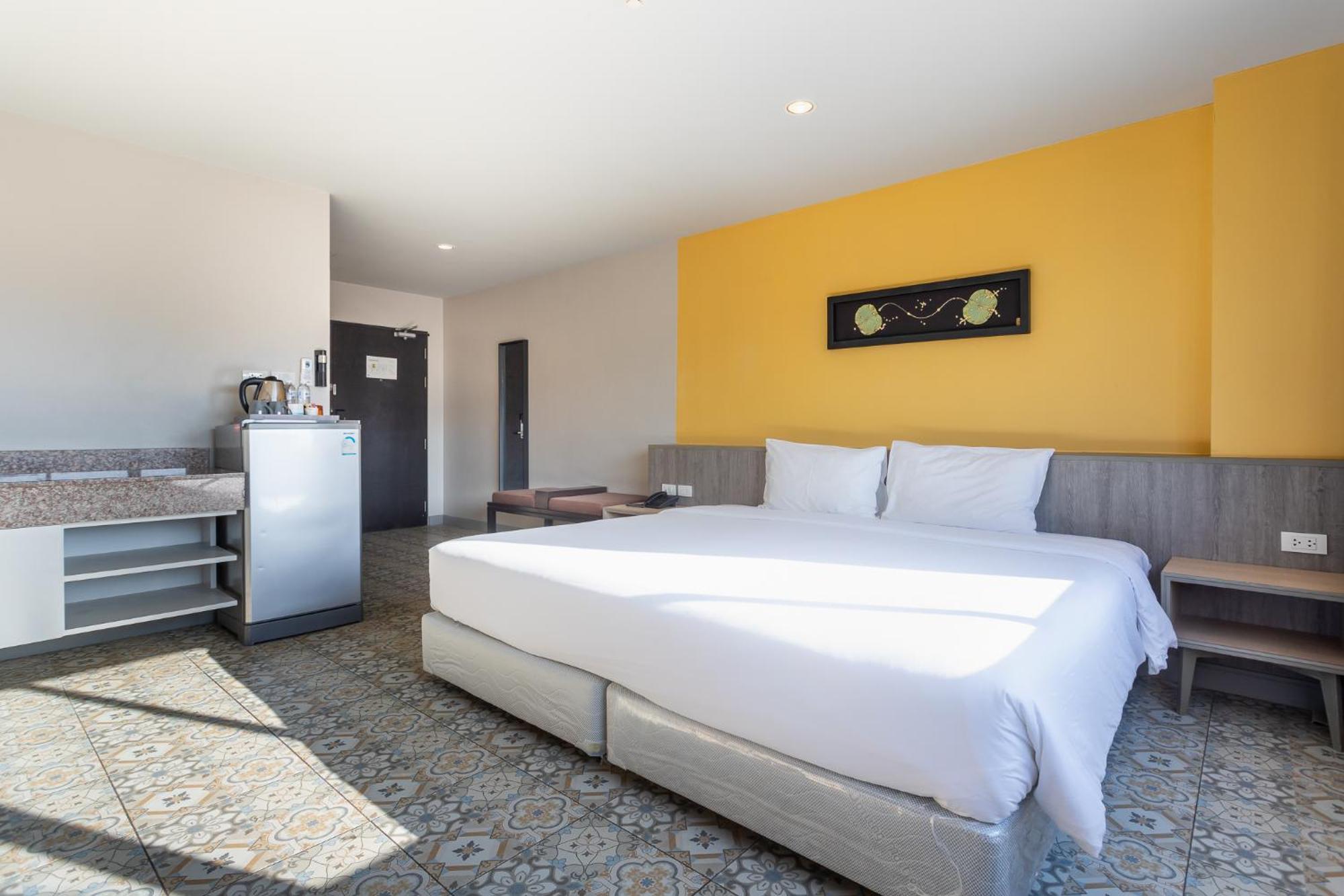 Recenta Suite Phuket Suanluang Exteriör bild